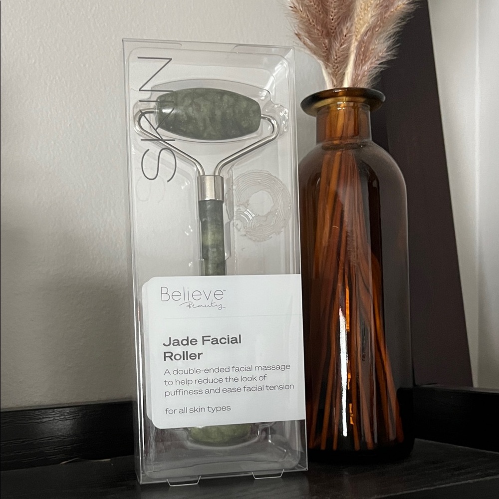 NWT JADE FACIAL ROLLER- GREEN AND BLACK MARBLED